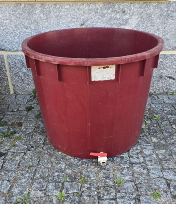 2 dornas de plástico de 300 e de 500 litros