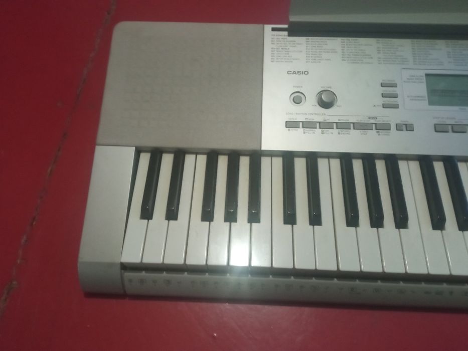 Синтезатор  casio работает от сети или на батарейках