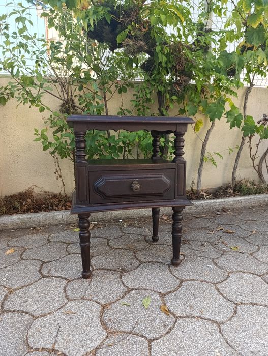 Mesa de cabeceira de madeira trabalhada