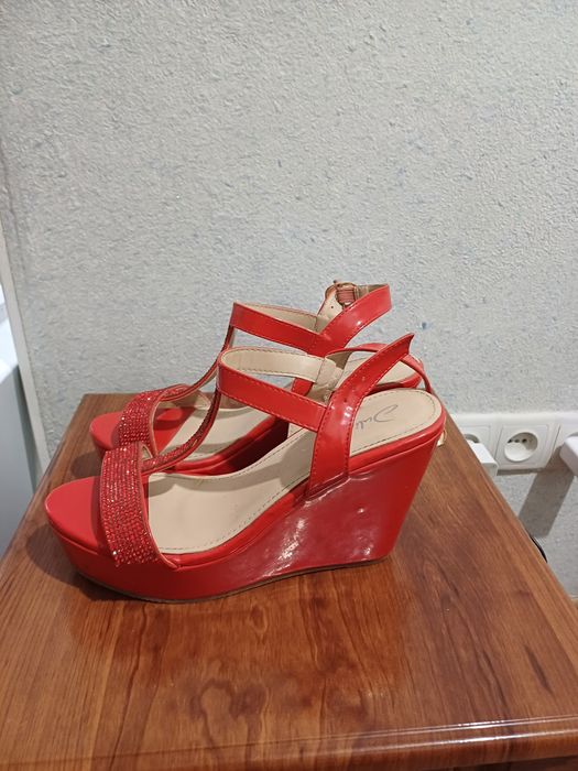 Босоніжки лакові