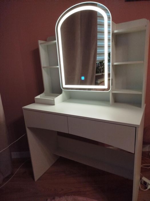 Toaleta z podświetlanym lustrem