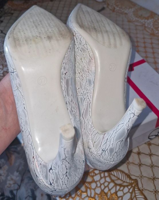 Szpilki mieniace sie kolorami