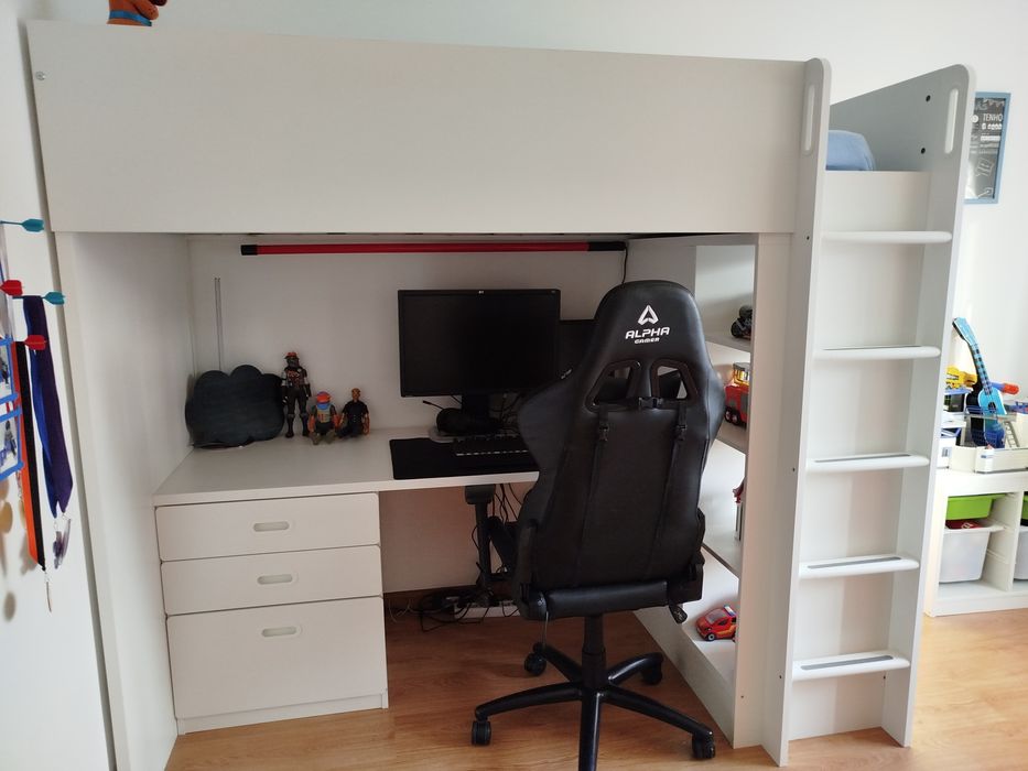 Mobília de quarto  completo cama/secretária/roupeiro e móvel arrumação