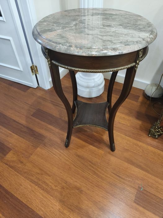 Duas mesas redondas com cerca emetal e pedra mármore