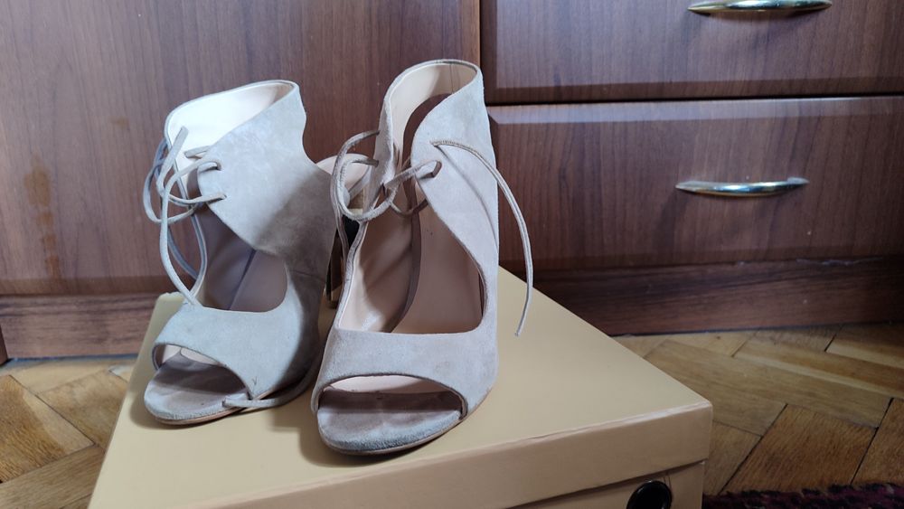 Красивені фірмові босоніжки  Estro