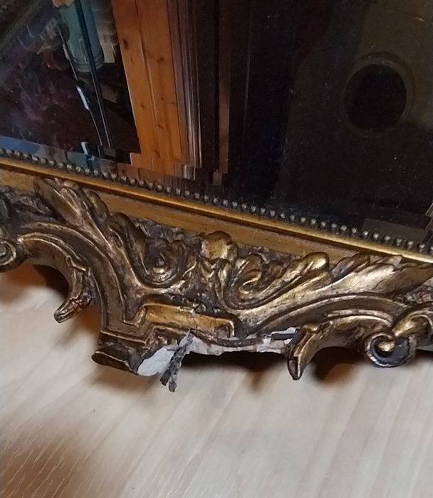 Lindíssimo espelho antigo em gesso dourado