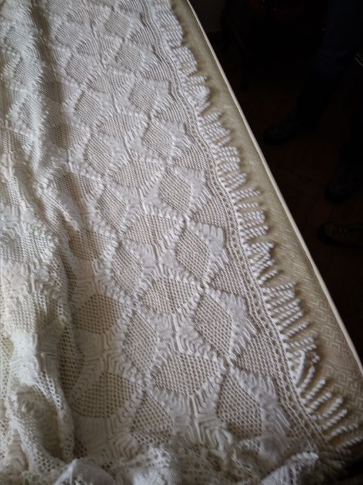 Colcha em linha branca feita à mão