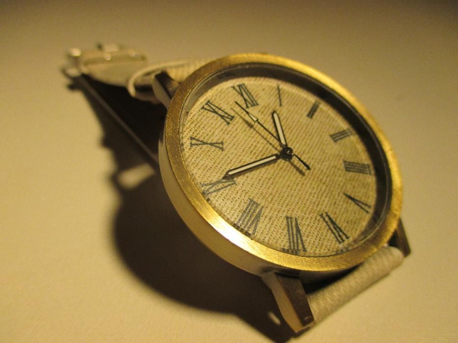 Relógio dourado com bracelete em ganga clara. Novo.