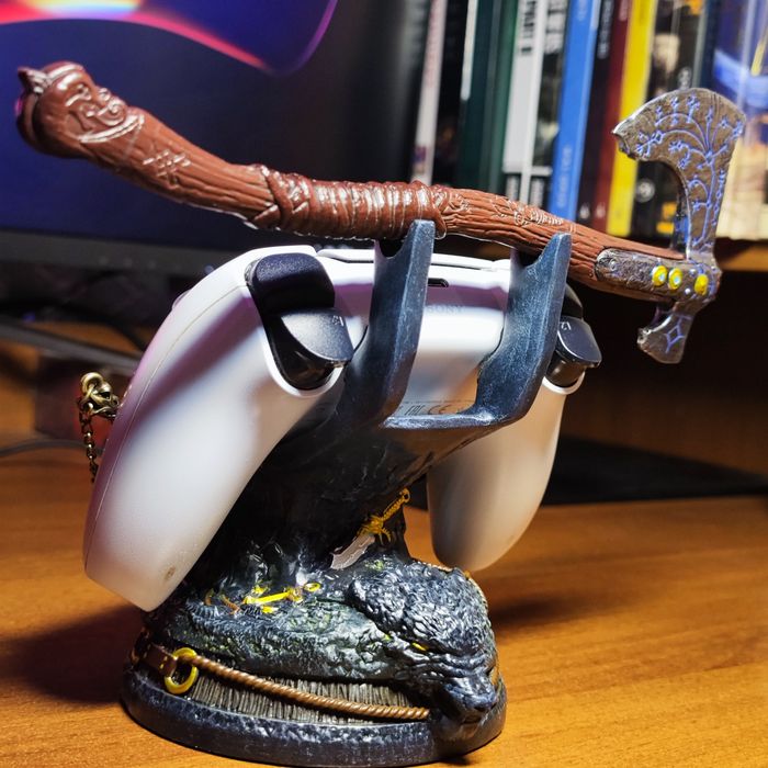 Подставка-держатель для геймпада в стиле God of War