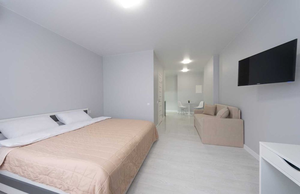 Подобово - студія з ремонтом, у будинку з Генератором, 5 хв. до метро.