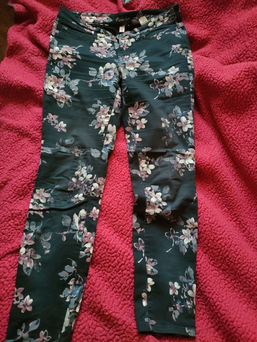 Spodnie jeans w motyw kwiatowy,super na wiosnę i lato.
