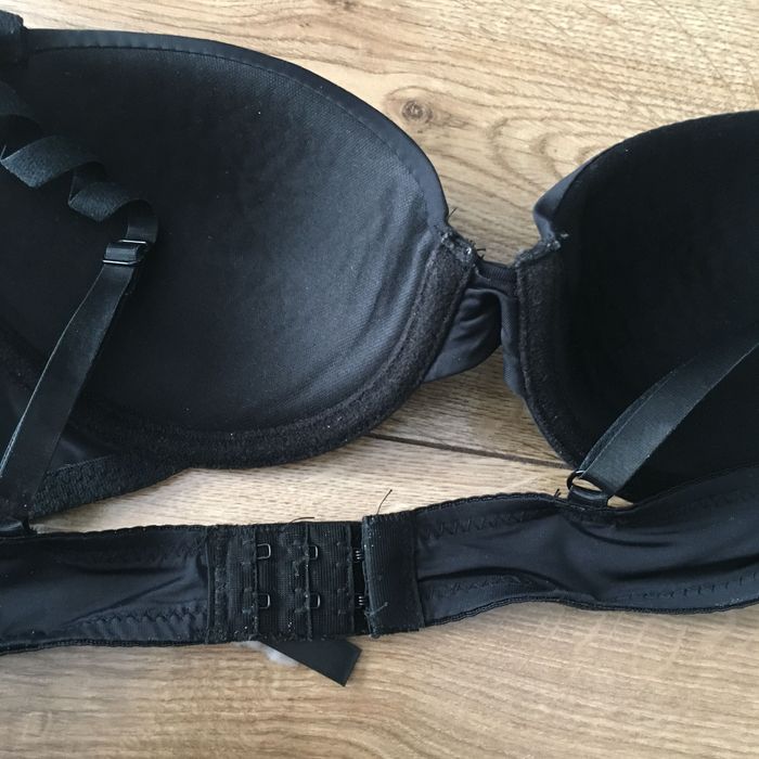 Czarny Biustonosz - Gładki Stanik Sinsay 75A