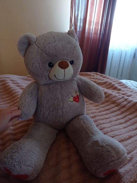 Сірий плюшевий ведмедик