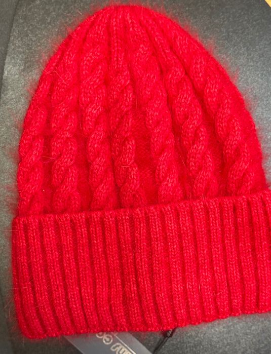 Шапка ангорова, тепла.