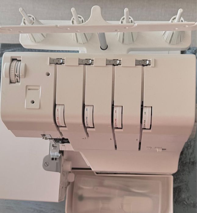 Elna eXtend 864 Air – Como Nova | Utilizada Apenas Uma Vez
