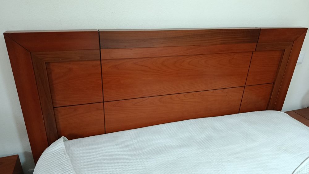 1 Cama de Casal + 1 estrado +  2 mesinhas de cabeceira