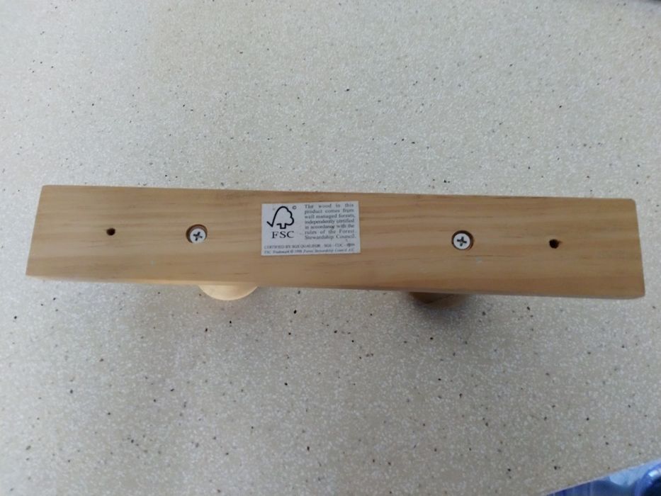 Cabides em madeira maciça. Preços vários 4,00€ a 6,00€