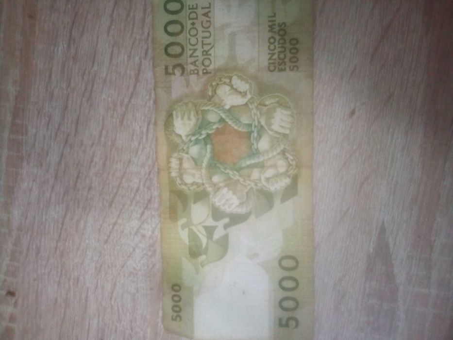 Várias notas de escudo