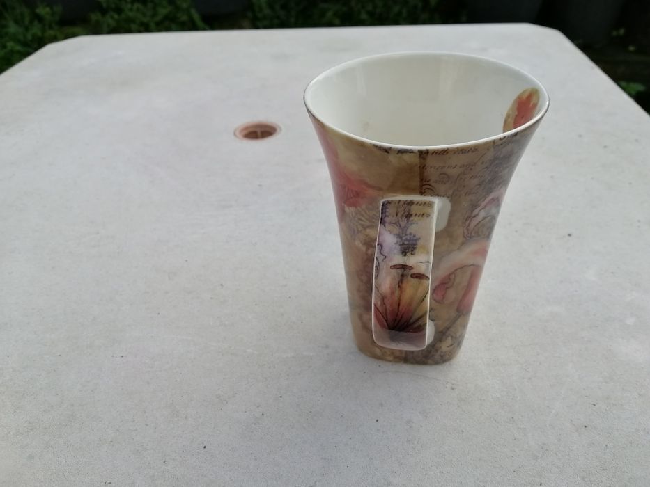 Caneca bonita pintada a mão