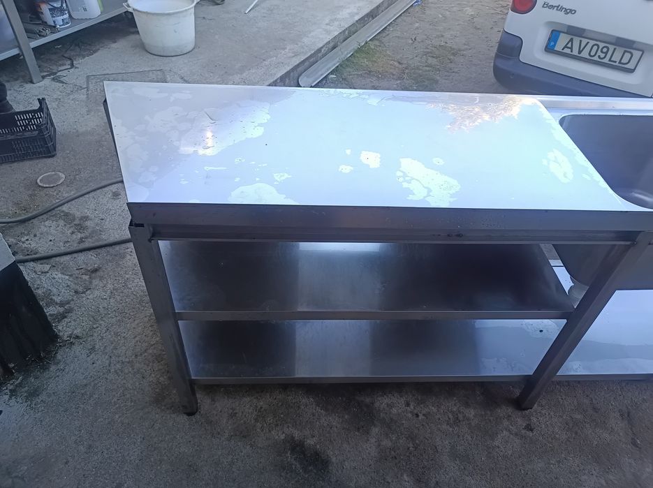 bancada inox com pio grande e quatro portas em inox 
250 por 60