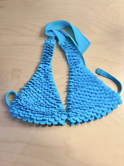 Bikini azul em escamas da Rosa Clará