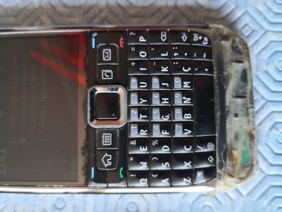 Nokia E71 Cizento a funcionar. Bloqueado Meo. Possui uma peça partida.
