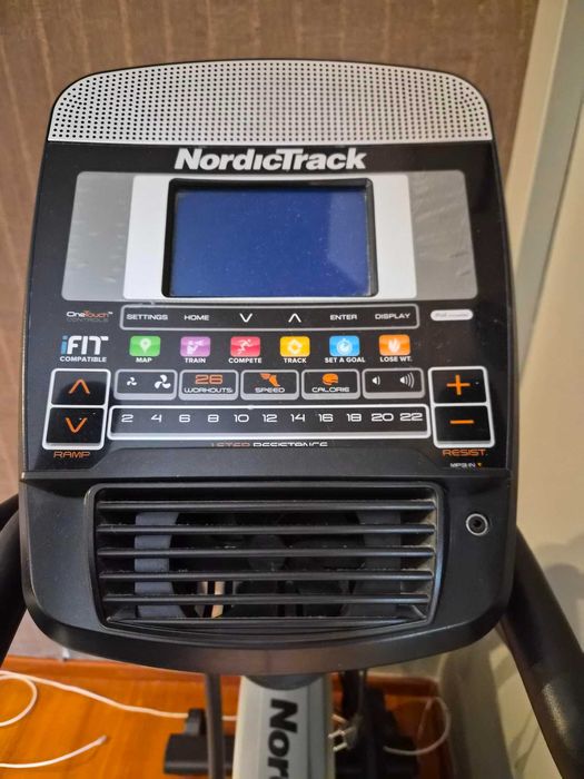 Elíptica NordicTrack E7.1 iFit – Power Ramp 20° – Excelente Estado