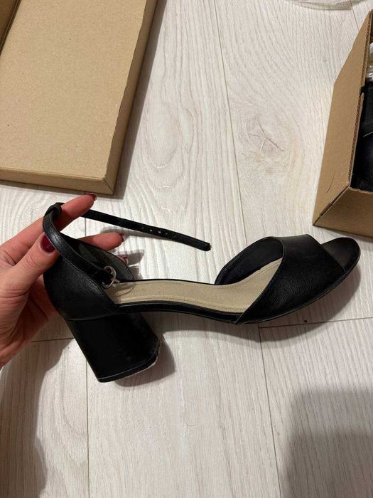 Шкіряні босоніжки