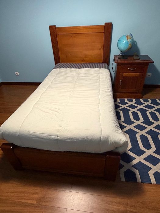 Cama e mesa de cabeceira em madeira de cerejeira