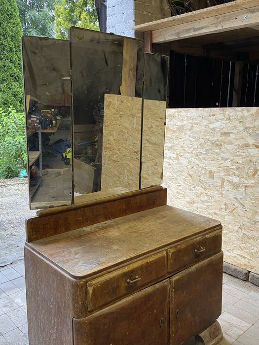 stara toaletka z dużym lustrem