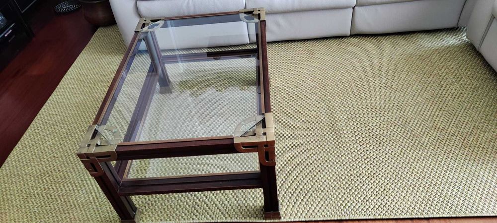 Mesa de Apoio em Vidro e Madeira – Estilo Clássico com Cantos em Metal