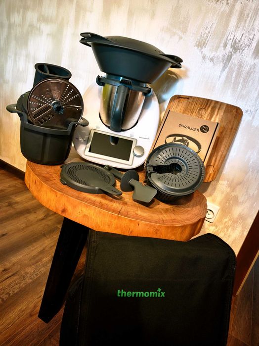 Thermomix TM6 wraz z widocznymi akcesoriami