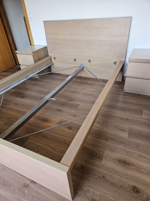 Cama de casal e bancos de cabeçeira