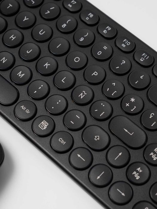 Spanish Keyboard with Mouse; Wireless.428962692381419522