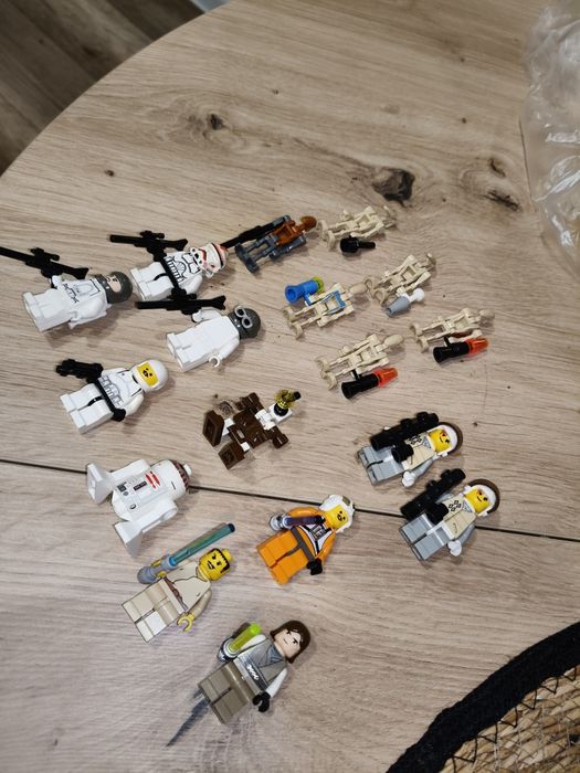 Zestaw 17 różnych figurek postaci LEGO star wars