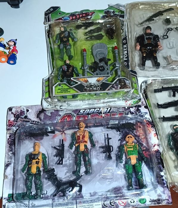 Brinquedos conjuntos , polícias soldados e acessórios vintage plastico