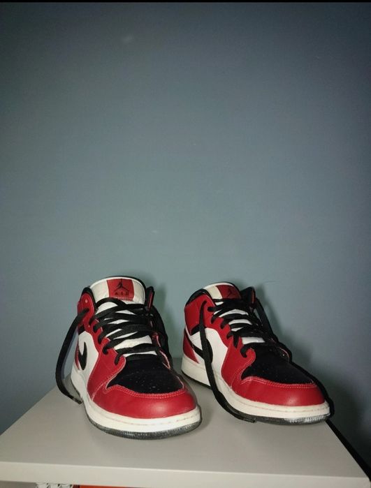 Air Jordan 1 Mid "Chicago Black Toe"