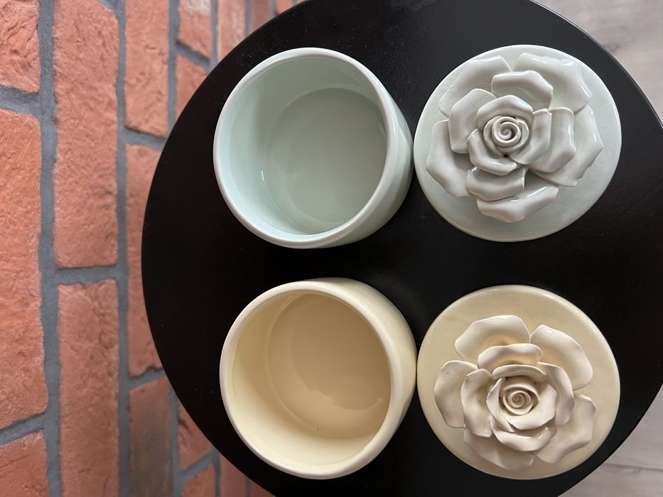Porcelanowe pojemiki z kwiatem na pokrywce J-line