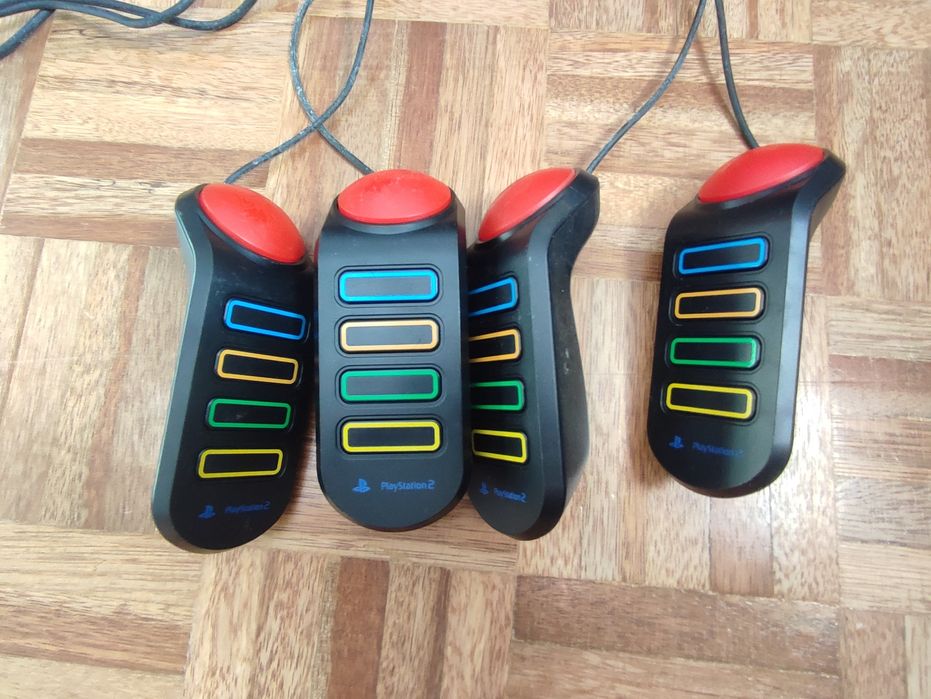 Jogos PS4 e PS2 e comando para o jogo buzz