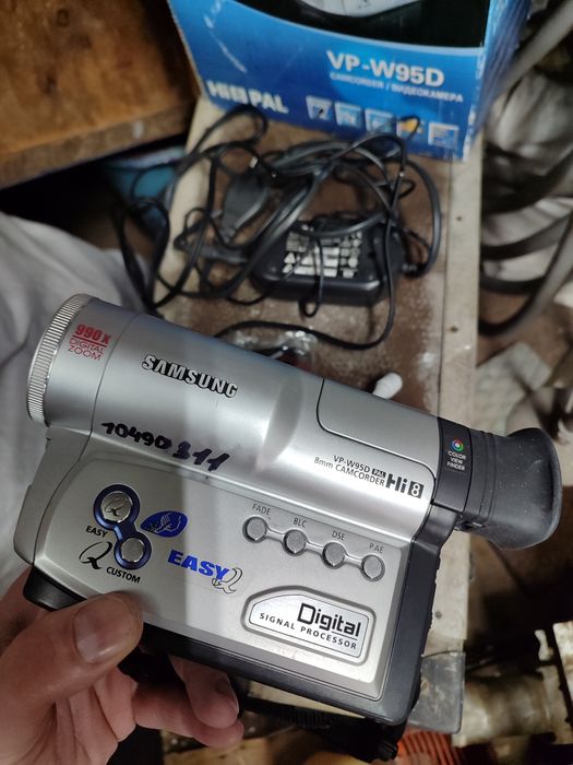 Продам видеокамеру Samsung VP-W95D