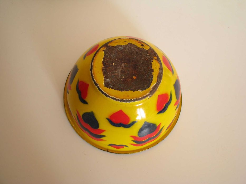 Piękna, stara, metalowa, emaliowana na żółto miska we wzory