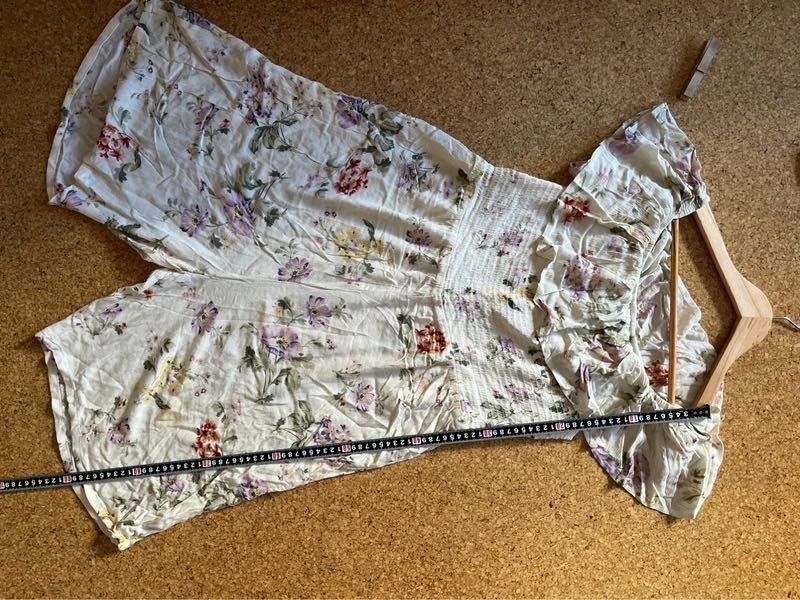 Macacão floral 44 bege fluido verão elegante