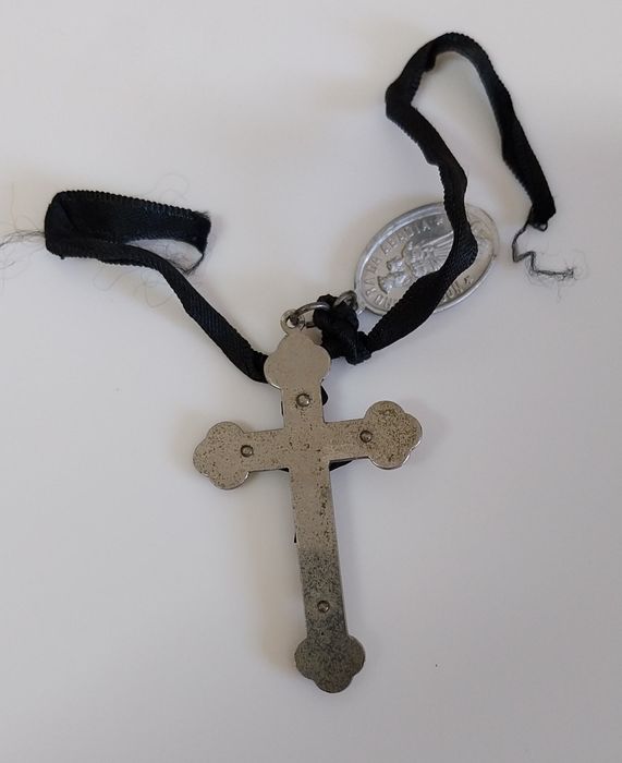 Lindíssimo crucifixo muito antigo e medalha