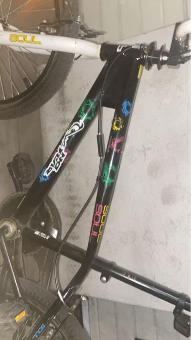 Bicicleta BMX com autocolantes