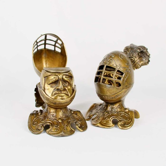 Dois tinteiros Arte Nova em formato de busto de cavaleiro