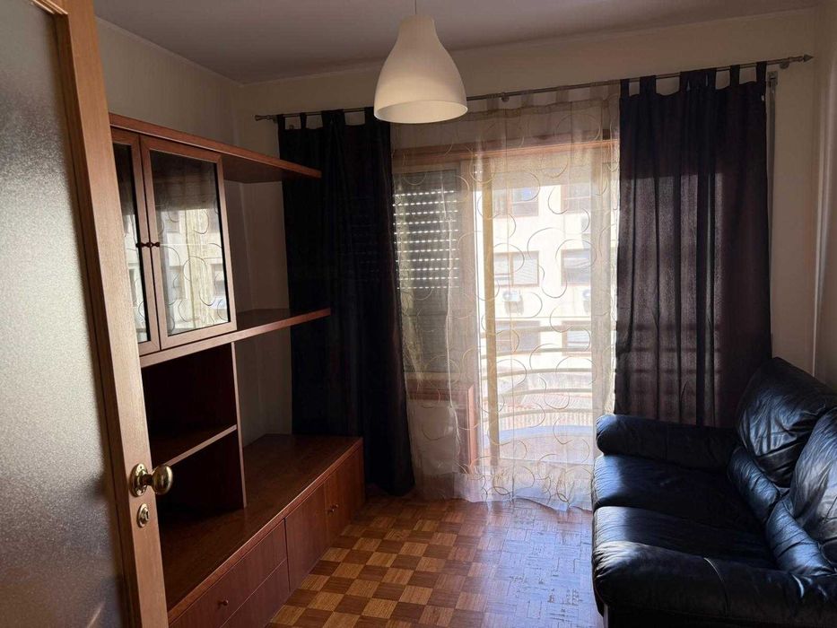 Arrendamento de apartamento T1 na Rua de Camões, junto ao Metro da Trindade, centro do Porto