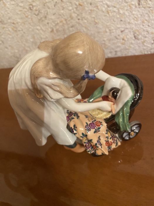 Девочка с куклой в коляске. Meissen.