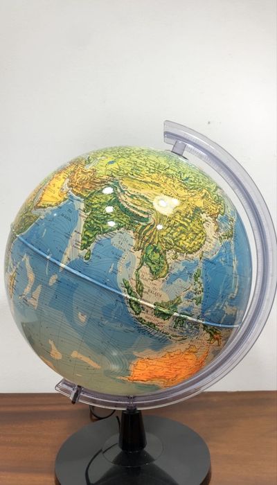 Globo terrestre iluminado.