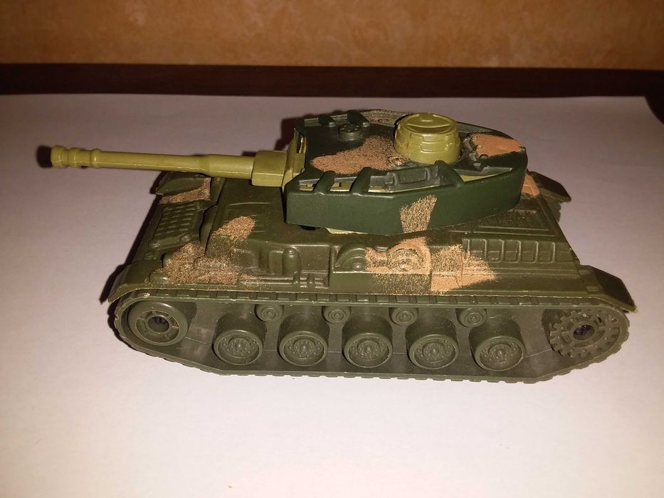 Танк игрушечный  .