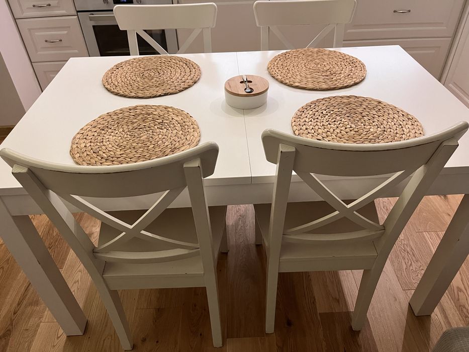 Drewniany stół i 4 krzesła białe IKEA BJURSTA i INGOLF